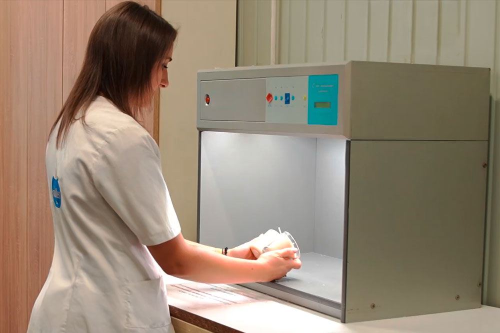 Color quality control in candle production